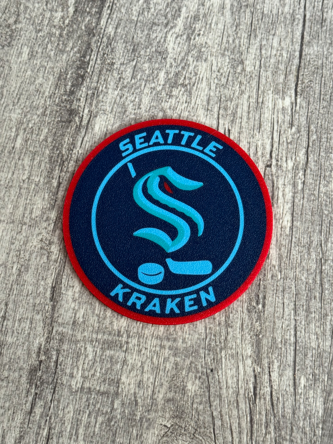 seattle kraken nhl hockey personalizado logo portavasos by jabhook arte señales logos deportes engrasadores volantes diablos pingüinos rojo alas canadienses arce hojas franquicia pacífico división reyes tiburones canucks llamas 3D print model - Mito3D