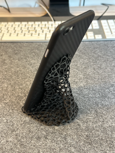 topológico optimizado voronoi teléfono estante soporte by espíritu herramientas artilugio iphone smartphone telefono p1p p1s x1 x1c accesorios samsung decoración topología optimización optimizada 3d print model - Mito3D