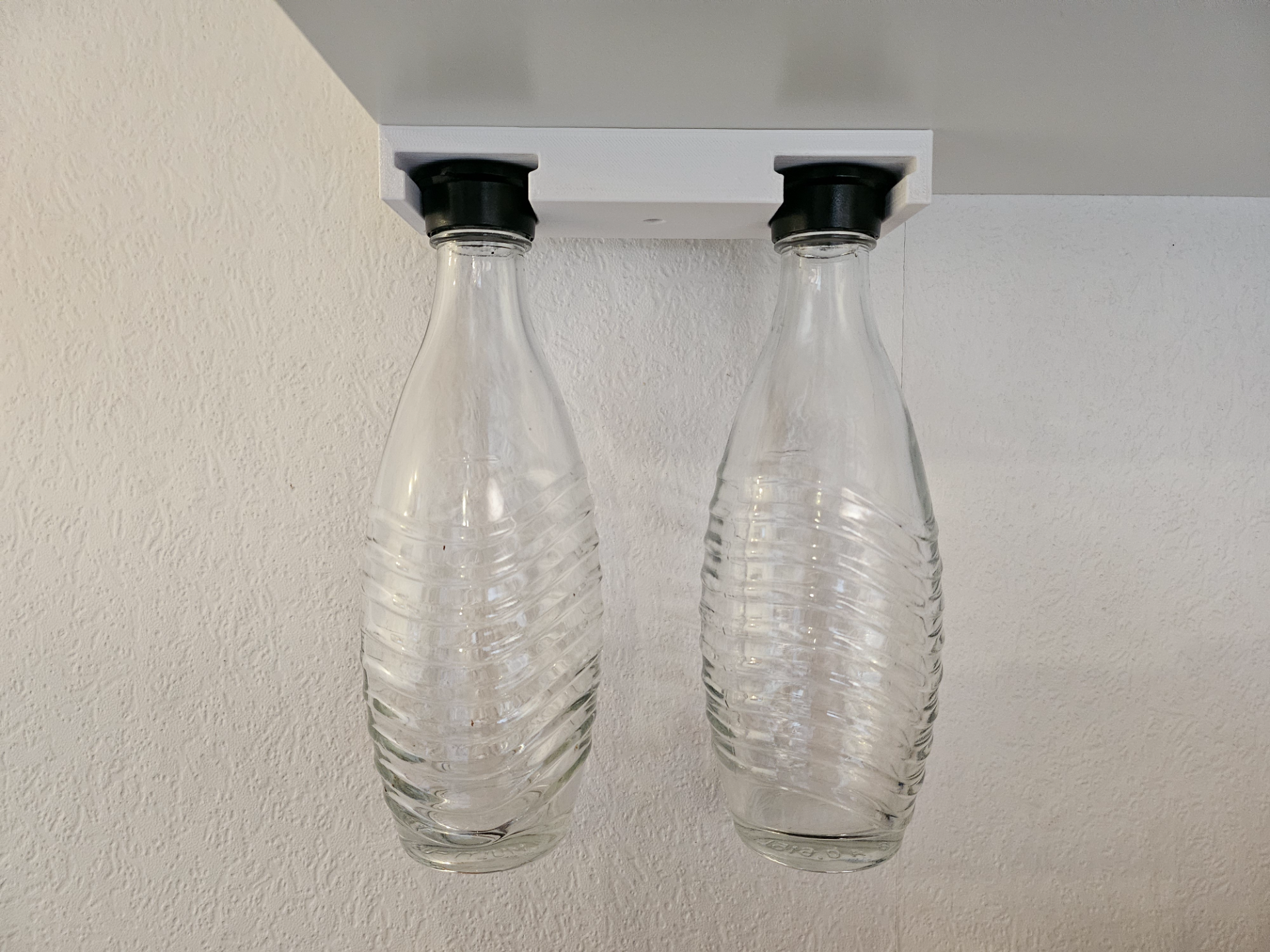 sprudel strom flasche halter unterstützung by renke werkzeuge veranstalter soda stream flaschenhalter haushalt küche zubehör 3D print model - Mito3D