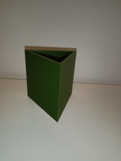 triangolo vaso parete 4 mm by fabbricante assi domestico giardino fiore 3d print model - Mito3D