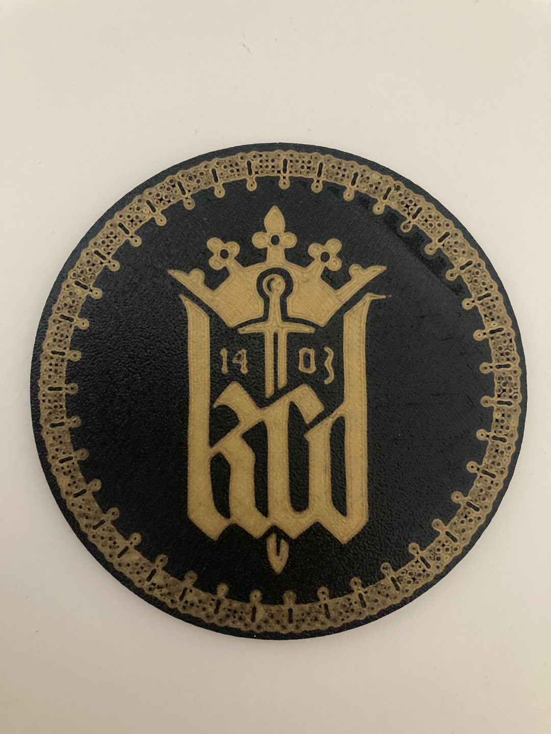 royaume viens délivrance kcd coaster by yakubhroch art panneaux logos kingdomcomedeliverance royaume vient maison guerre 3D print model - Mito3D