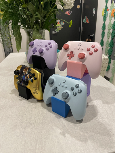 modular controller holder by d3signlane hobby & diy video game videogame gaming gamer stand charger 4 2 1 3 controllers 8bitdo xbox switch organizer nintendo powera pieces customizable custom steps 3d print model - Mito3D