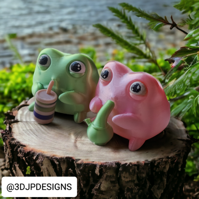 cute drinking frog couple - pen holder desk decoration by 3djpdesigns miniatures animals frogs free support supportfree nosupports cuteanimal cutes small kawaii accessories accessory pencil pencilholder amphibian cold weed bong bongs freecad easy print to pink green trending smoll emoji clamp printing in place printablemodels printablenosupports printables animal animaltoy dragon patreon patreons 3d print model - Mito3D