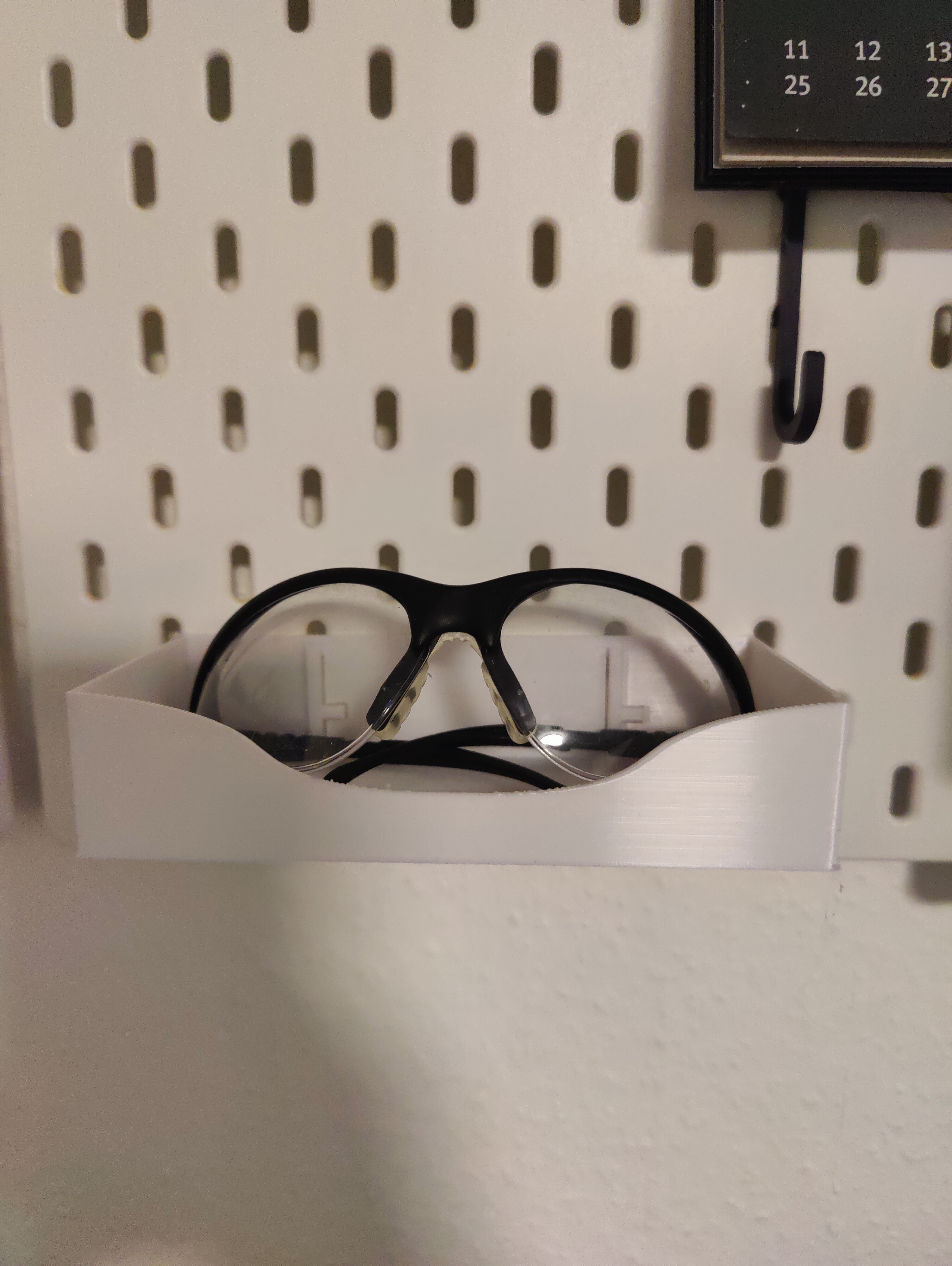 ikea sk dis skadis sicherheit brille halter unterstützung by kim janosch werkzeuge veranstalter schaden skadishook skadismount 3D print model - Mito3D