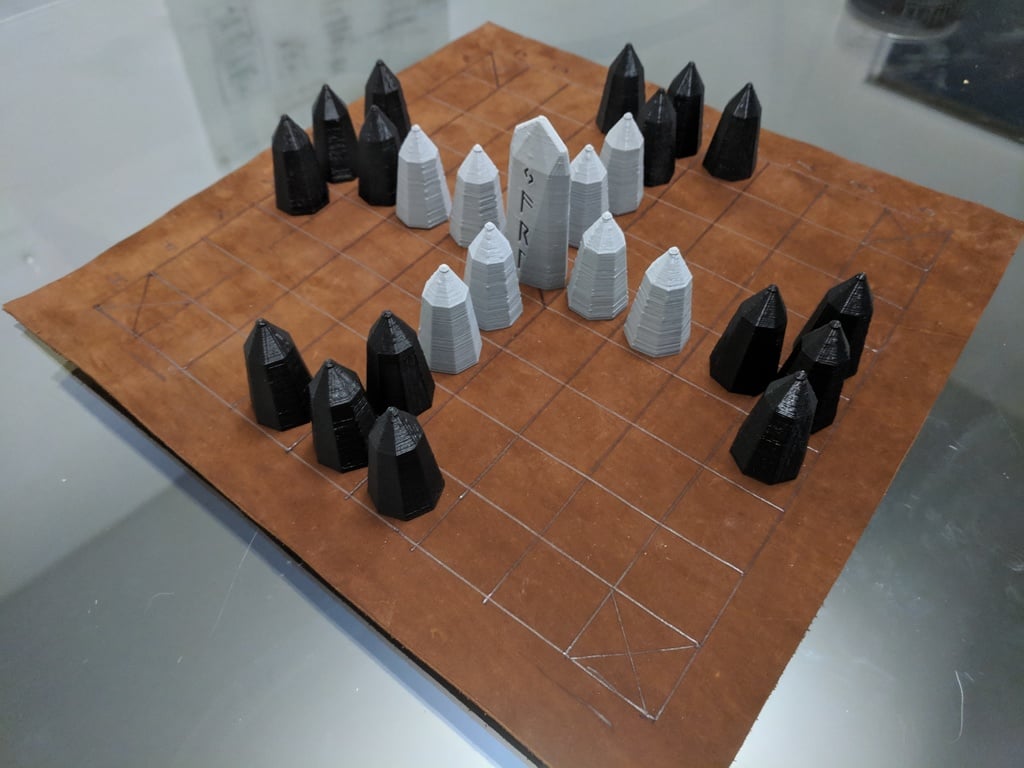 hnefatafl planche jeu ensemble by kyle harrity jouets jeux abstrait plateau société brandubh pièces d'échec norrois ogham openscad rune runes pierre runique scandinavie scandinave stratégie tablut tafl viking vikings 3D print model - Mito3D