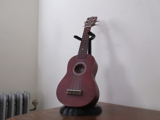 ukulele stand by kyle harrity hobby diy musik freecad instrument ausruhen 3d print model - Mito3D
