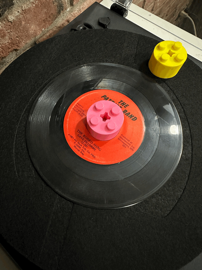 lego 45 vinyle adaptateur by poulain christie loisir diy électronique record tourne disque 45vinyl 3d print model - Mito3D