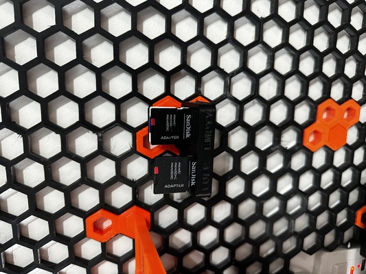 correct sd carte titulaire soutien hsw remixé by jonathan levi outils organisateurs mur stockage nid 39 abeille 3d print model - Mito3D