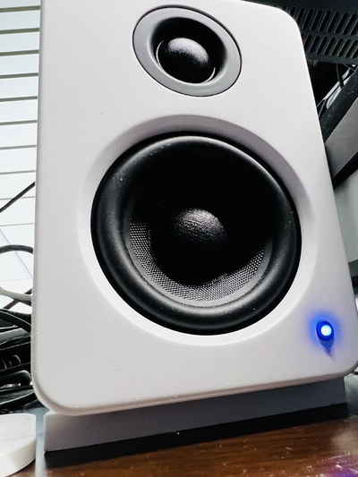 kanto yu2 pc jeu bureau orateur mini stands by jerich0 outils gadgets chose universelle parleur parleurs 3d print model - Mito3D