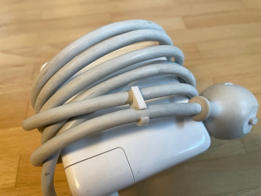 kablo klips elma macbook güç adaptör by oliver1 hobi kendin yap elektronik klipsi kabelhalter 3d print model - Mito3D