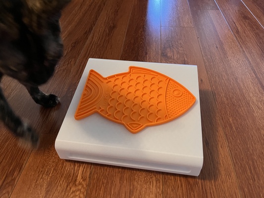 chat aliments supporter by myth ethical 0c ménage animaux domestiques chats porte lickymat lickimat 3d print model - Mito3D