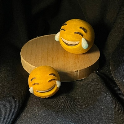 ridendo emoji by ngtw arte sculture gioia ridere supporto lacrima 3d print model - Mito3D