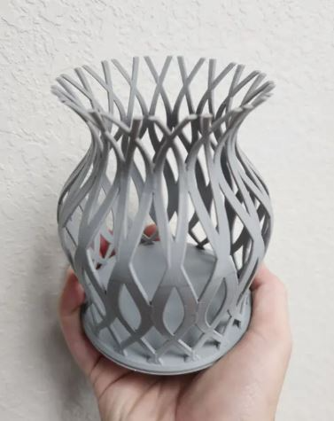 spline vase version 3 by digitallyforgeddesigns ménage décor supporter 3D print model - Mito3D