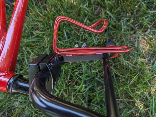vélo guidon support l'eau bouteille by 39 appelle benjamin loisir diy sport air titulaire soutien bicyclette d'eau adaptateur porte pince 3d print model - Mito3D