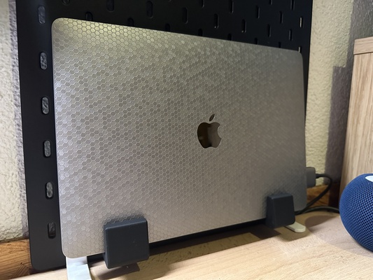 macbook pro soporte ikea skadis by derzwanzger casa oficina manzana 3d print model - Mito3D