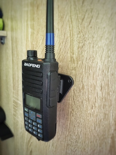 titolare supporto baofeng bf h6 walkie talkie radio by ondrej perché utensili gadget clip porta radio 3d print model - Mito3D