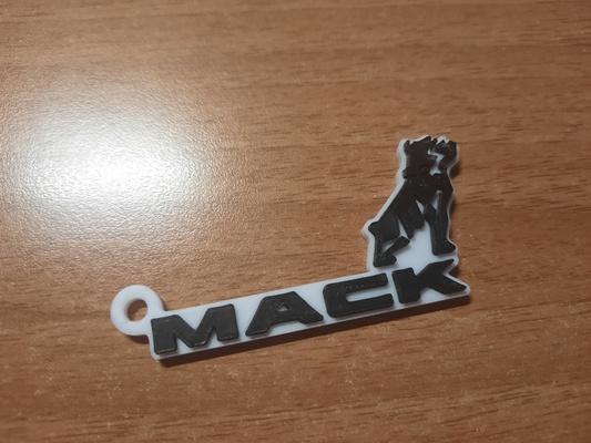 mack logo schlüsselbund by luke leek 98 kunst zeichen logos hund weiß schwarz bulldogge lkw straße schlüsselanhänger amerikanisch americantruck 3d print model - Mito3D