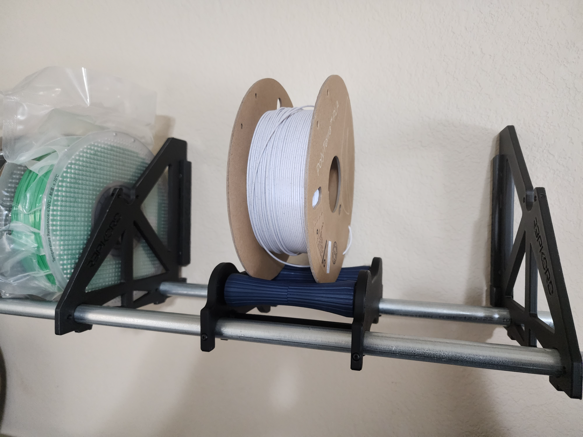 self centering filamento bobina titolare supporto riprovare remixato by jaminvanderberg 3d stampante accessori porta cremagliera stoccaggio 3D print model - Mito3D