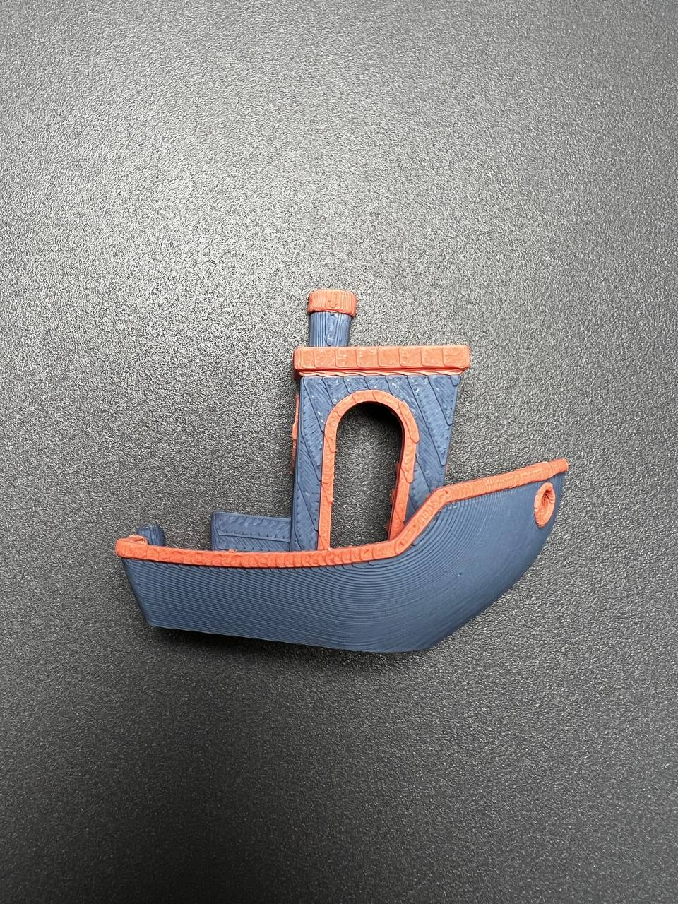 3d benchy kühlschrank magnet geteilt by flx3dprint haushalt dekor multi farbe material magnete bambu magnetisch 3D print model - Mito3D