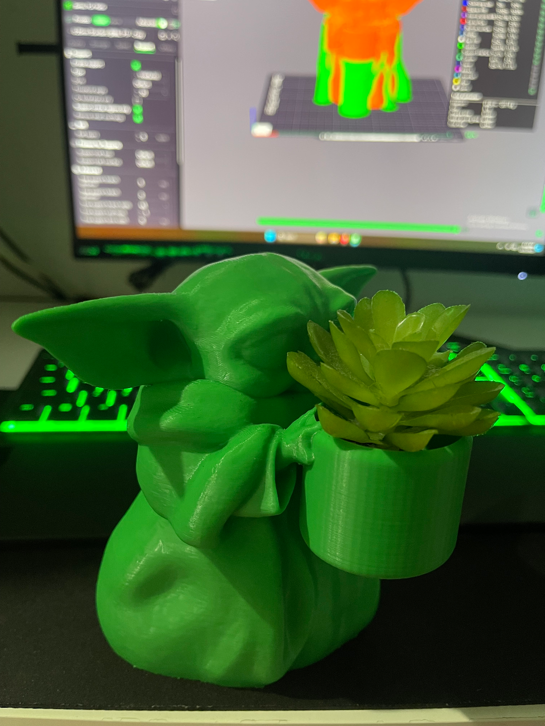 amarillo bebé yoda estrella guerras mandaloriano maceta planta a1 mini p1p p1s x1c by andyschettini casa decoración babyyoda 3D print model - Mito3D