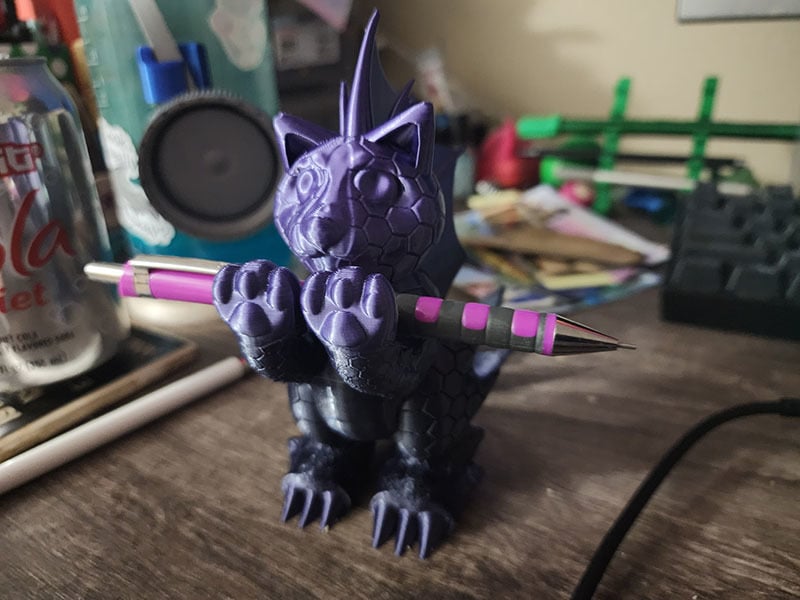 katie mer minou kaiju stylo titulaire soutien support by kyuubinight ménage bureau chat dragon sofubi 3D print model - Mito3D