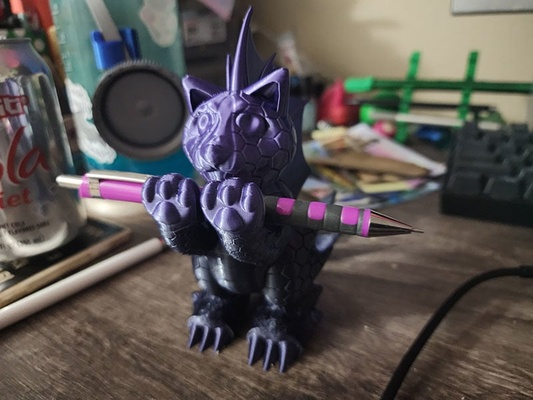 katie mar gatinha kaiju caneta suporte by kyuubinight casa escritório gato dragão sofubi 3d print model - Mito3D