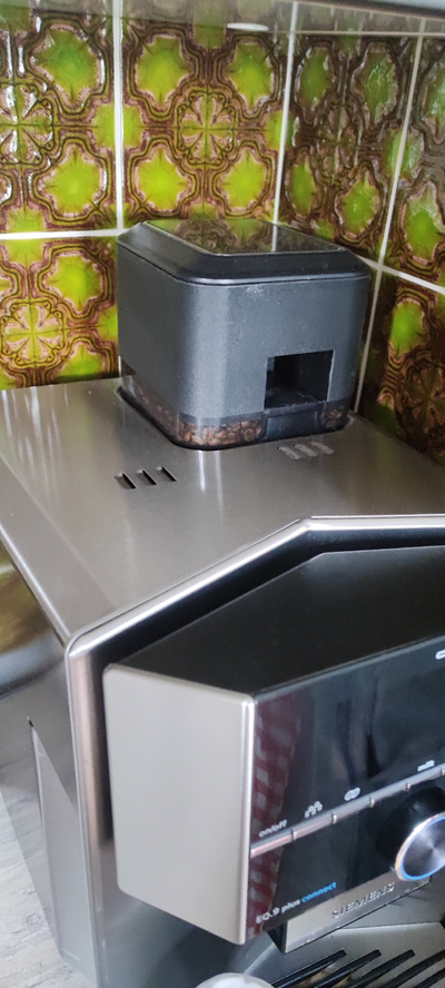eq9-bohnenbehaelteraufsatz mit zugang f r das reinigungsfach by gueni49 household house models siemen iq kaffeemaschine 3d print model - Mito3D