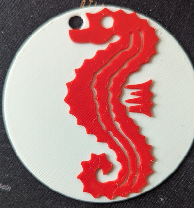 hippocampe bouton by shrabbel art panneaux logos insigne natation anhaenger schluessel 3d print model - Mito3D