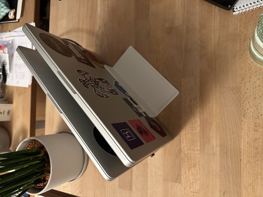 doble m1 macbook pro 14 estante soporte bandeja remezclado by gorroboi casa oficina escritorio manzana 3d print model - Mito3D