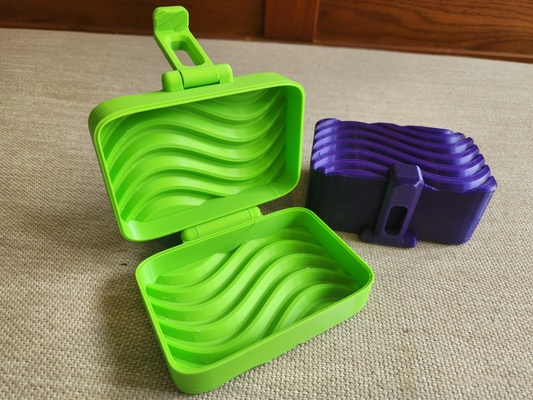 sağlam kıvrımlı sabun kutu by şaşı ev halkı modeller baskı yeri mandal seyahat tutucu menteşeli model çantası tepsisi kutusu sabunluk mandallama sabunluğu kalıbı printinplacemente mandallı printinplacebox 3d print model - Mito3D