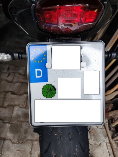 lisans tabak vidalamak kapakları by samuel123 hobi kendin yap araçlar araba vida kapağı motosiklet plakası 3d print model - Mito3D
