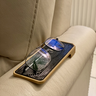 divano bracciolo bicchieri titolare supporto vassoio by j r my marciacq domestico casa modelli tavolo organizzatore mobilia flessibile accessorio soggiorno porte canapè lunette 3d print model - Mito3D