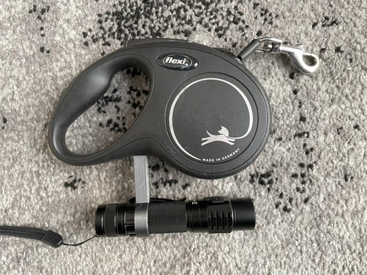 flexi dog leash flashlight clip by daranto household pets accessories flashlightholder sofirn 3d print model - Mito3D