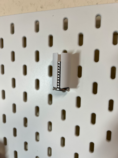 skadis parete cr2032 dispenser by ruvido utensili organizzatori batteria porta danneggiato 3d print model - Mito3D