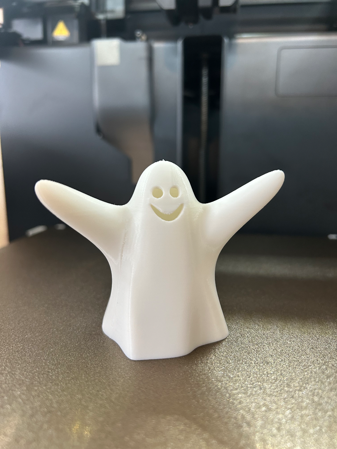 schmunzeln geist by slowpokes werkstatt haushalt dekor halloween 2023 unheimlich lächeln tot weiß spaß niedlich umarmung 3D print model - Mito3D