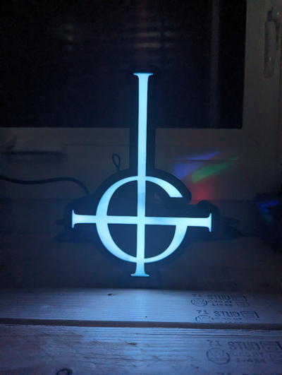 fantasma banda crucifixo ficar pé by papai emérito iv arte sinais logotipos bruxas música logotipo 2023 luminária base luz caixa 3d print model - Mito3D