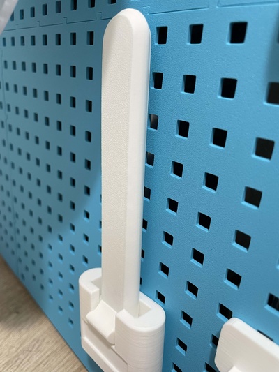 grattoir titulaire soutien panneau perforé bambu laboratoire p1p remixé by bomas ulz licou spatule bambulab 3d print model - Mito3D