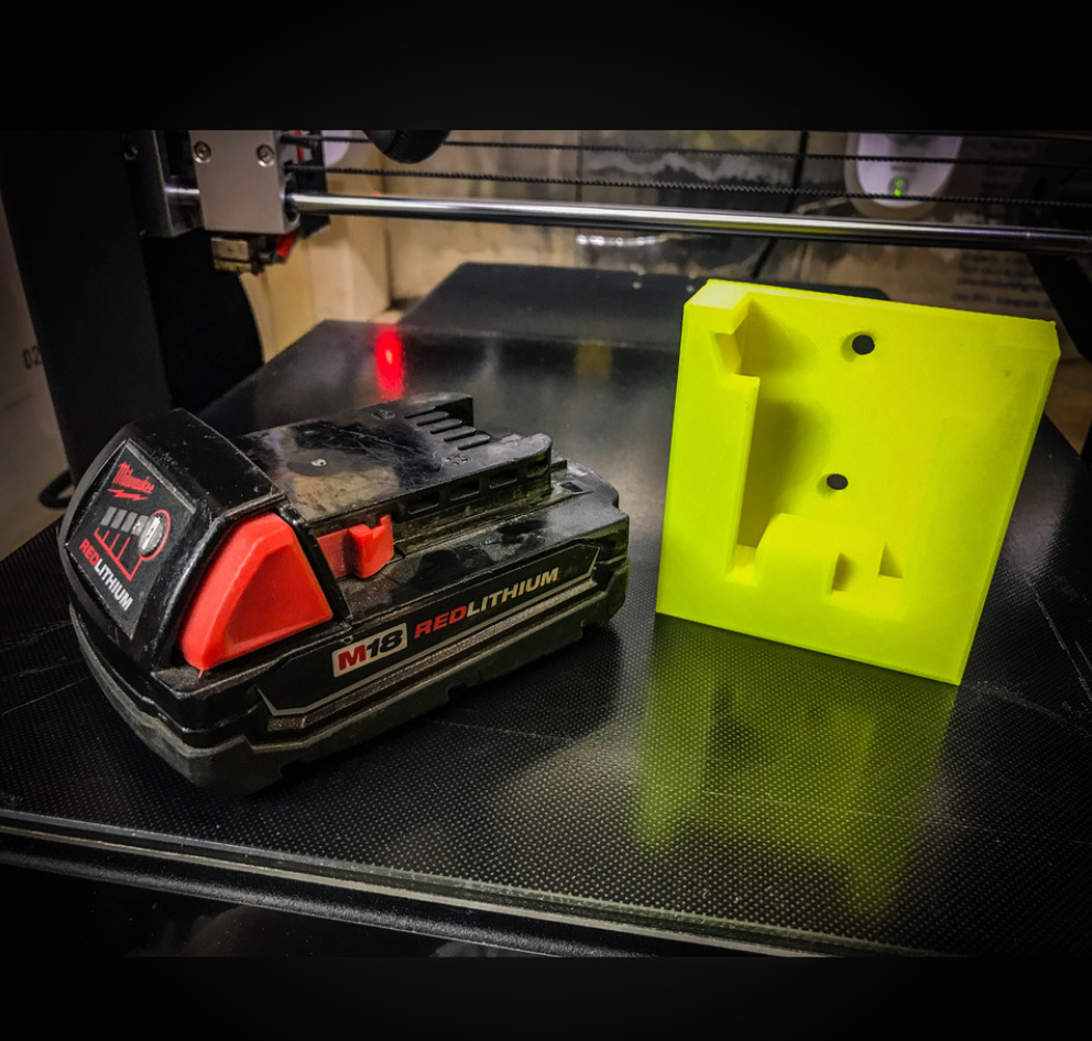 milwaukee m18 bateria monte by kyle sawyer2010 milwaukeem18 coldre parede 3D print model - Mito3D