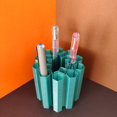poligonia bolígrafo taza by drodfro oficina soporte lápiz titular pluma bic beso papelería 3d print model - Mito3D