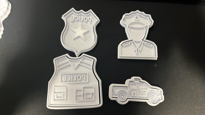 polizia biscotto frese francobolli by fagiolo mangiare biscotti taglierina francobollo camion macchina distintivo 3d print model - Mito3D