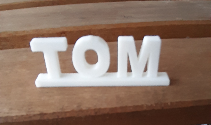tom etichetta by marcano invenzioni domestico casa regalo famiglia amici targhetta scrivania accessori arte 3d print model - Mito3D