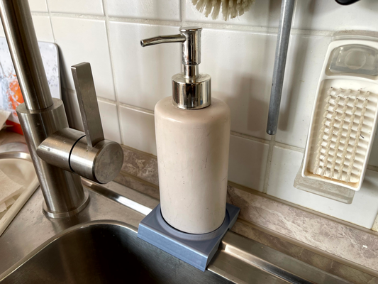 plato jabón dispensador estante soporte by glombche botella 3d print model - Mito3D