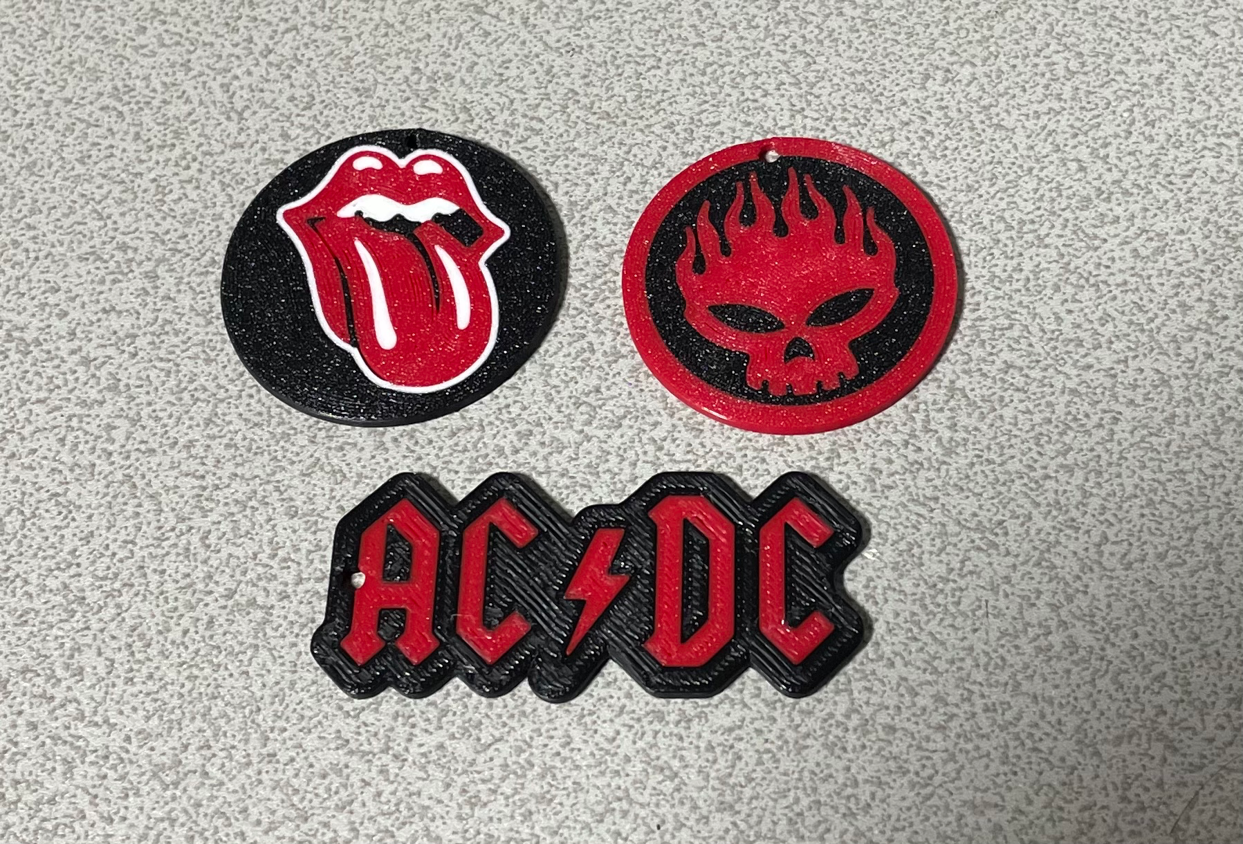 acdc nachwuchs rollen steine schlüsselbund or abzeichen by ozean 3d hersteller schlüsselring bambu ams mehrfarbig rockband felsen 3D print model - Mito3D