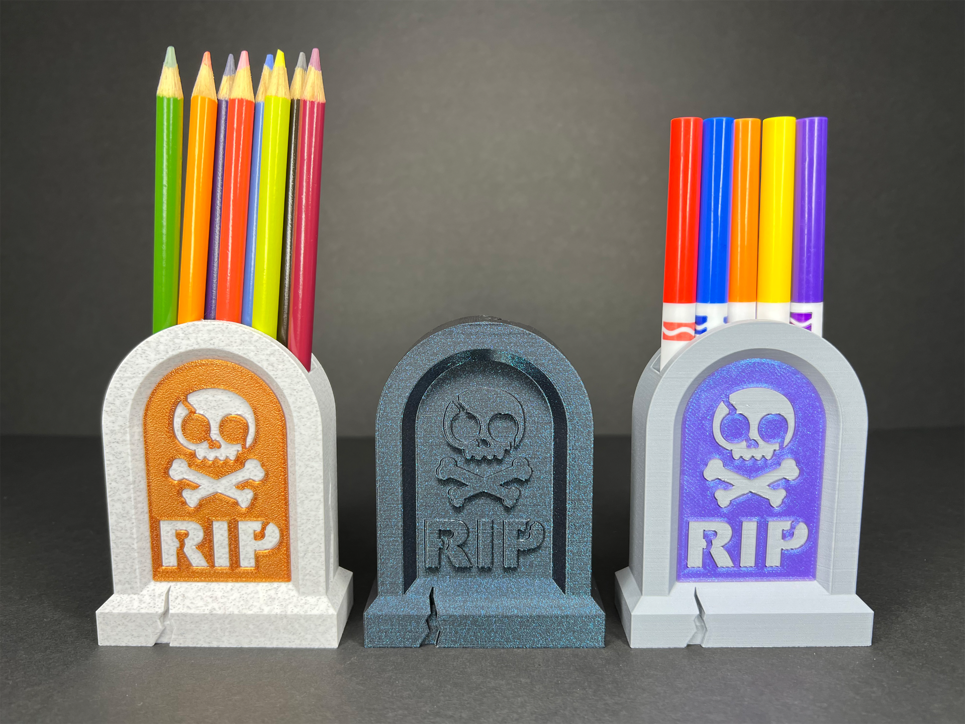 ruhe frieden grabstein bleistift halter unterstützung + halloween dekoration by designhandwerk haushalt feierlichkeiten spieler gaming gruslig schädel gekreuzte knochen jollyroger lustig roger ausruhen stift marker friedhof 3D print model - Mito3D