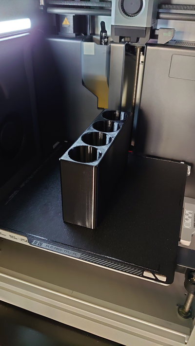 macchina porta flacone spray kofferraum by eric seifert utensili gadget capestro auto 3d print model - Mito3D