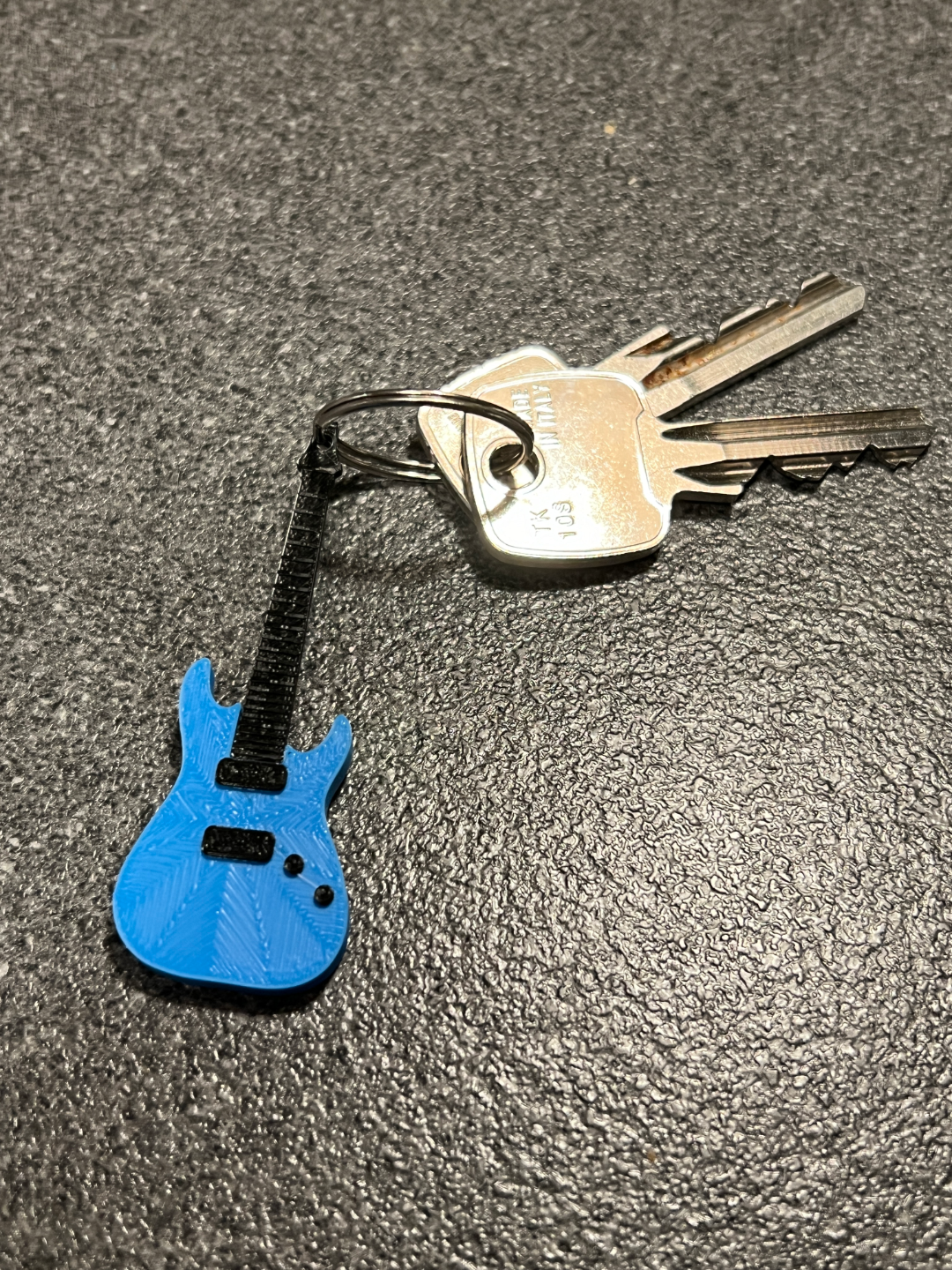 électrique guitare porte clés multicolore by citronniers outils gadgets clé chaîne 3D print model - Mito3D