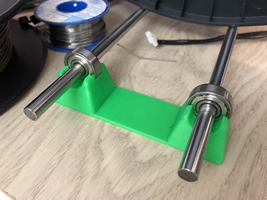 basit rollenhalter by kaos büyücüsü 3d yazıcı aksesuarlar biriktirmek kulp destek biriktirici filament makara tutucusu şeytani yular kolay rollen 3d print model - Mito3D