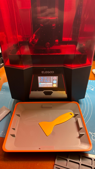 elegoo saturne travail plateau portant outils assiette réservoir by takitus 3d imprimante accessoires elegoosaturn2 résine barre 39 3d print model - Mito3D