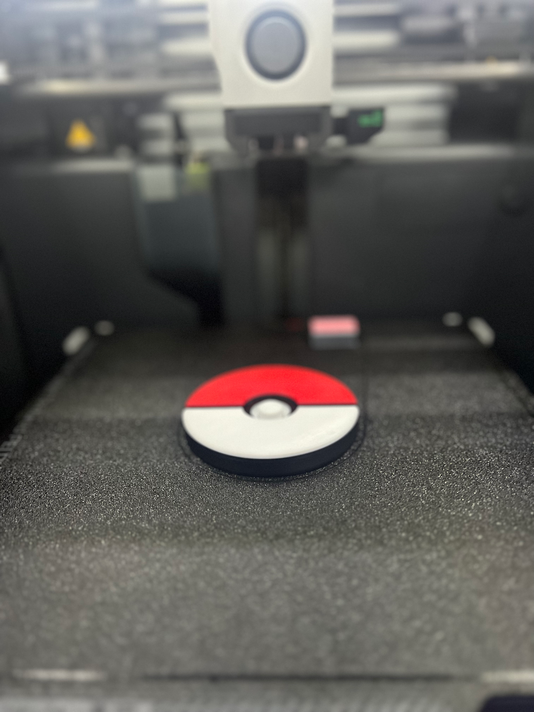 poke coaster rdo 1 0 by protospira arte modelos toque pokebola pokemon portavasos beber pelota nintendo cambiar interruptor juego escritorio mesa oficina ornamento decoración amistoso pikachu diseño ams 3 color artilugio único regalo conjunto rojo blanco negro fusión 360 soporte 3D print model - Mito3D