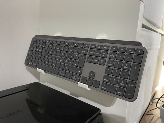 logitech mx aufhänger mauer montieren halterung by benzol haushalt büro tastatur montagehalterung tastatur bambulab logitechmx bambulabp1s logitechmxkeys 3d print model - Mito3D